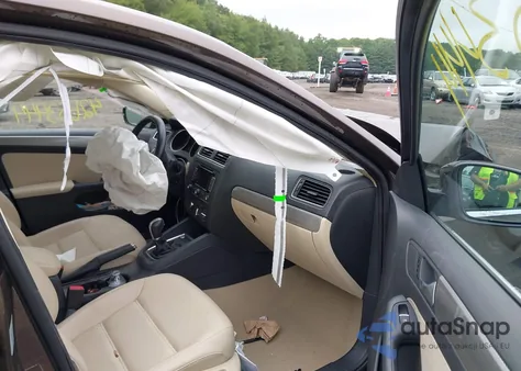 2015 Volkswagen Jetta 1.8T Se z USA, uszkodzony, nr VIN 3VWD17AJ9FM216558